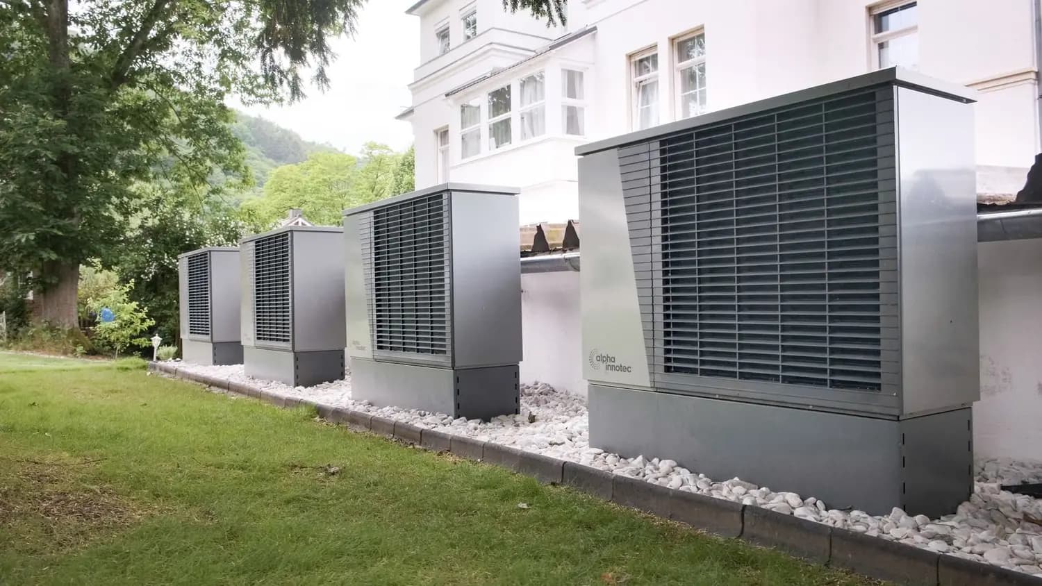 unidades de aerotermia instaladas en el exterior de una vivienda