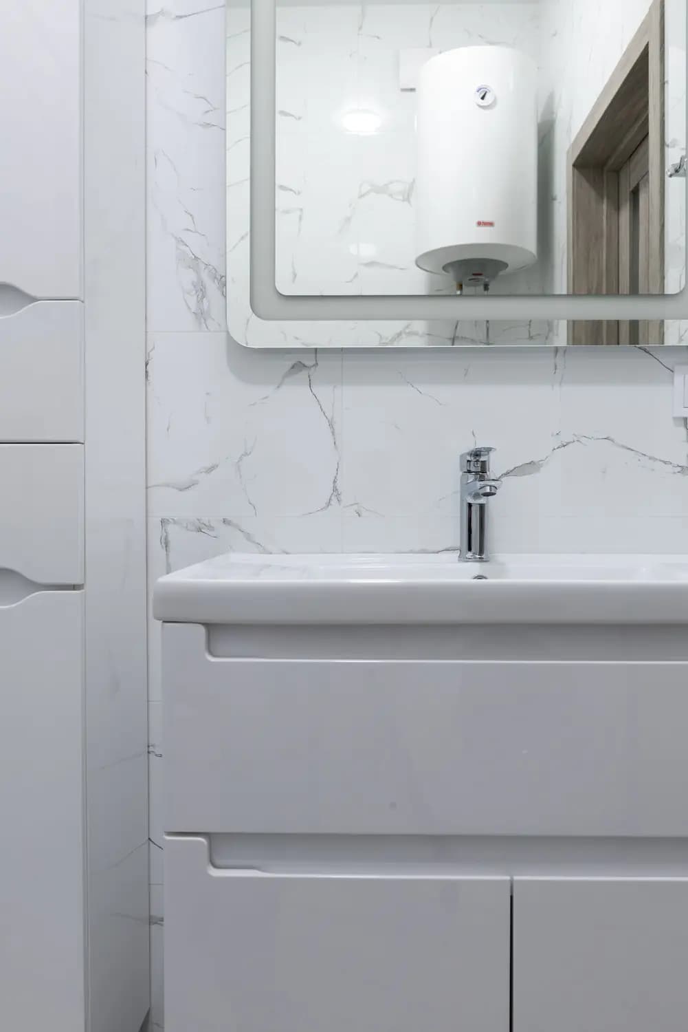 termo eléctrico instalado en un baño