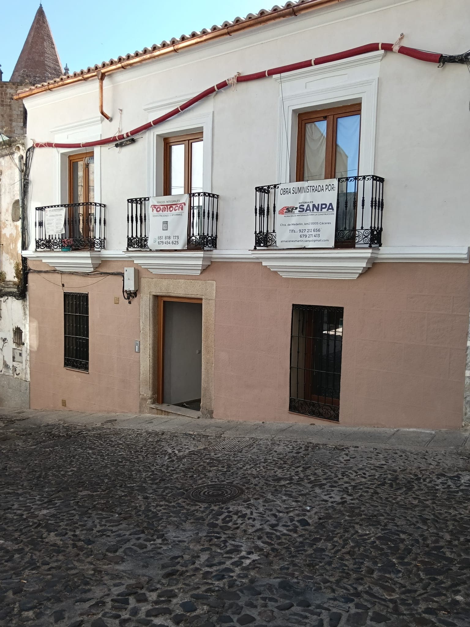 Fachada de edificio recién pintada desde el lado