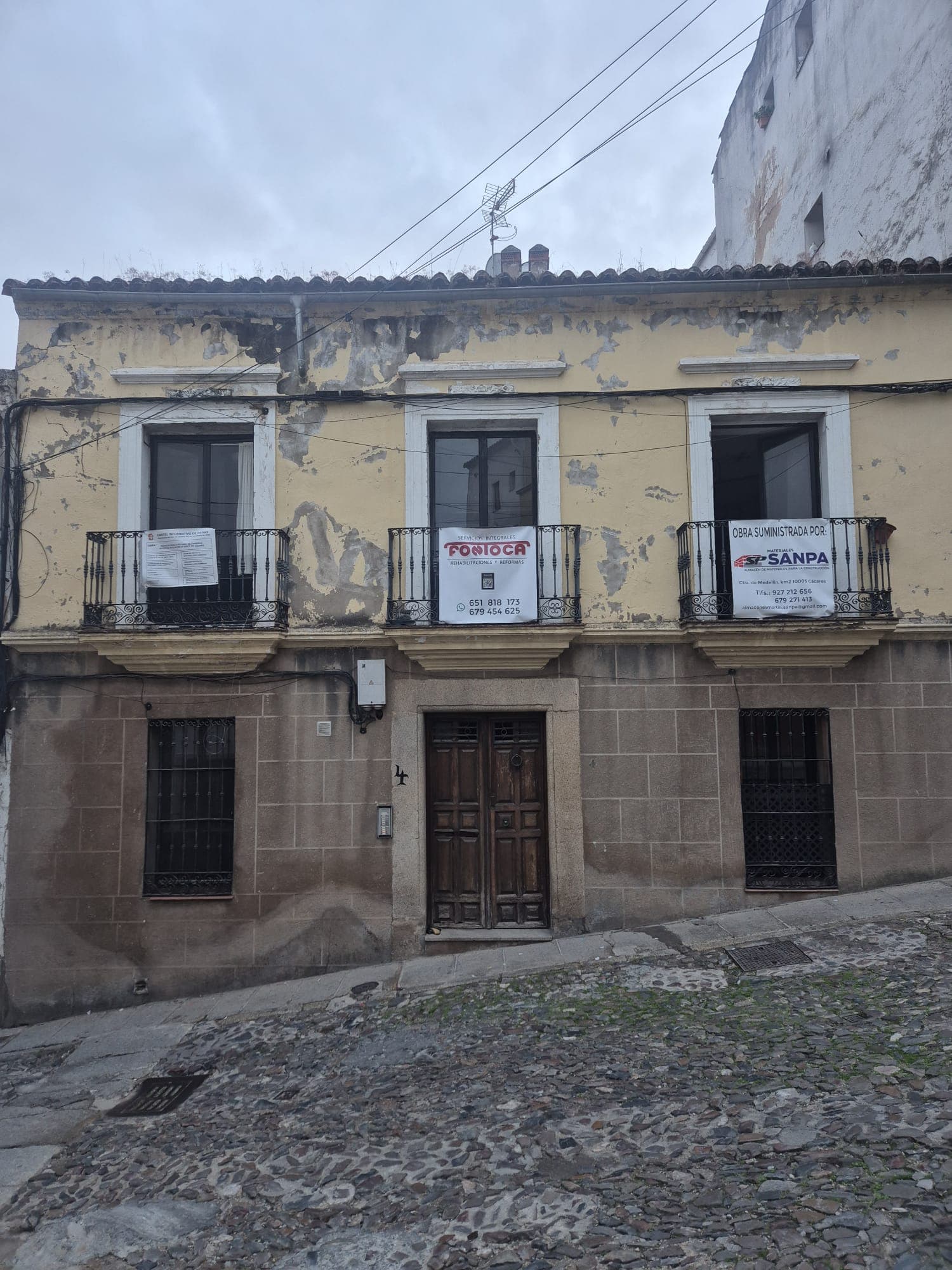 Fachada de edificio antes de la reforma y pintura