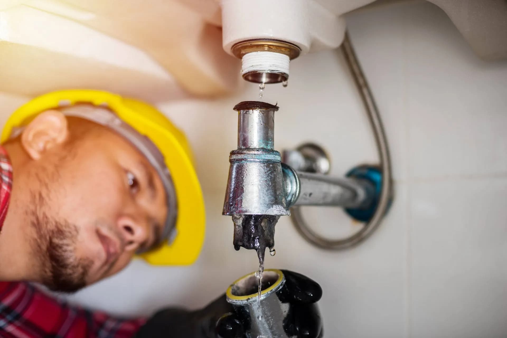 Fontanero profesional de Fontoca trabajando en una instalación en Cáceres