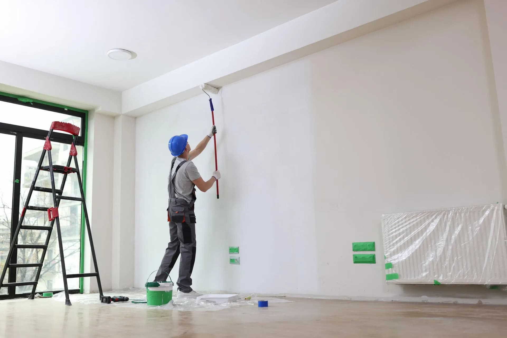 Pintores profesionales de Fontoca pintando una pared en Cáceres
