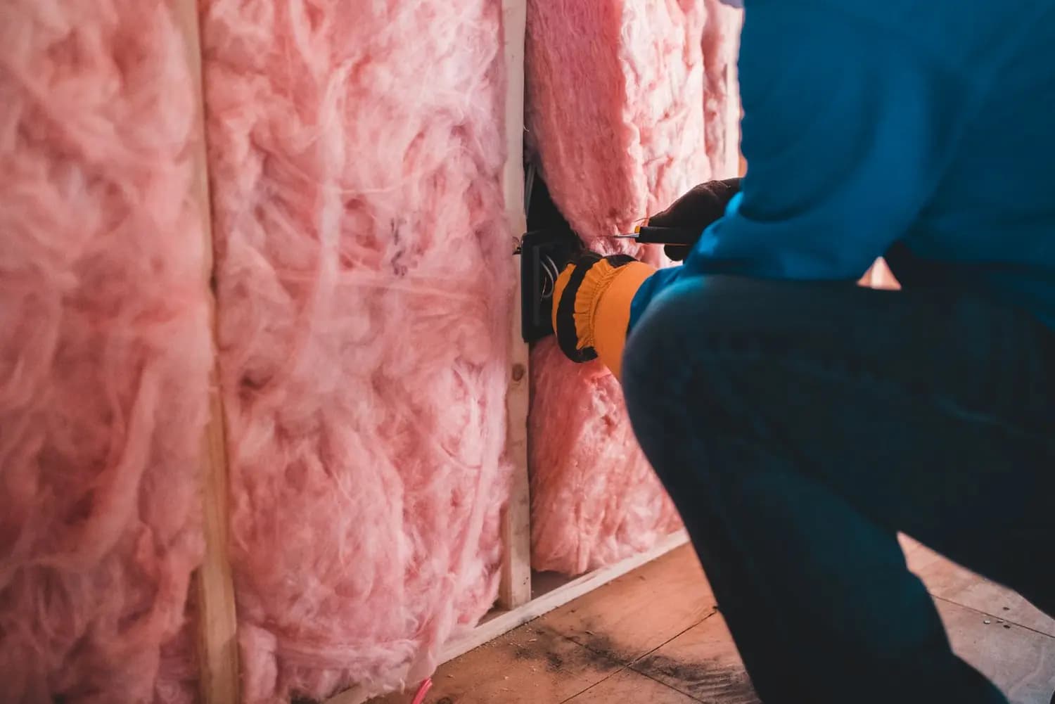 instalación de aislamiento térmico en una pared